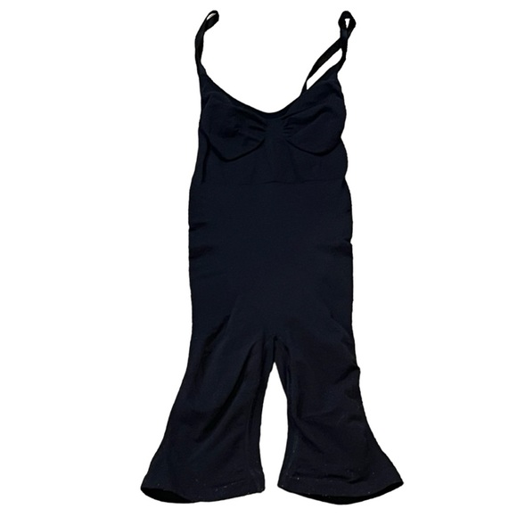 SKIMS Other - SKIMS sculpting bodysuit mid thigh black size small medium adjustable straps